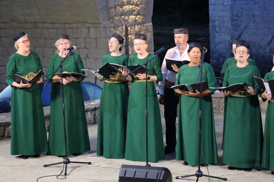 Održano veče folklora i tradicije: „Crna Gora u igri i pjesmi“